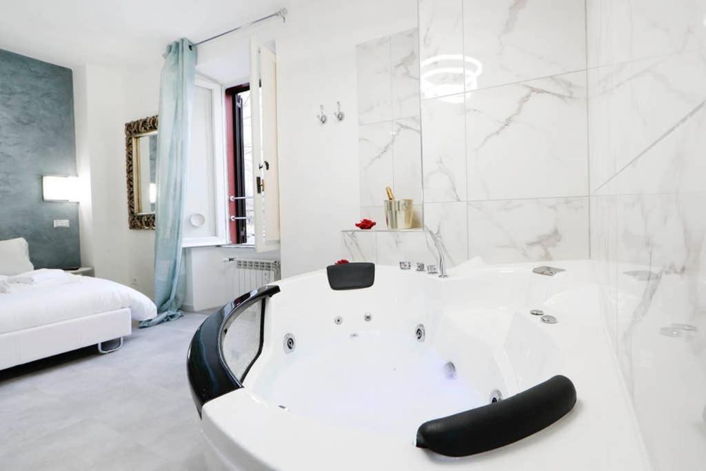 White Panoramic Jacuzzi Trastevere - Collection Rom
